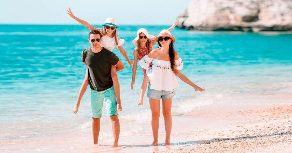 Una familia disfruta de vacaciones en la playa