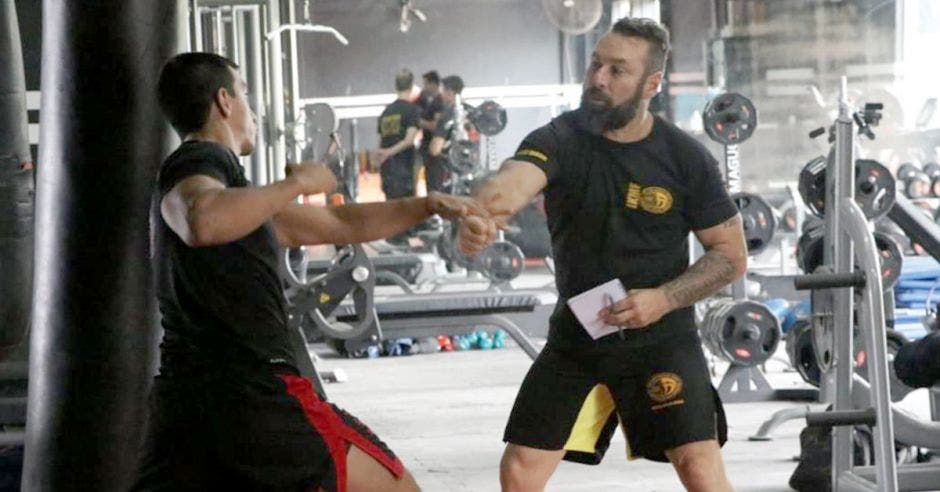 Un estudiante de krav maga hace sparring con su entrenador