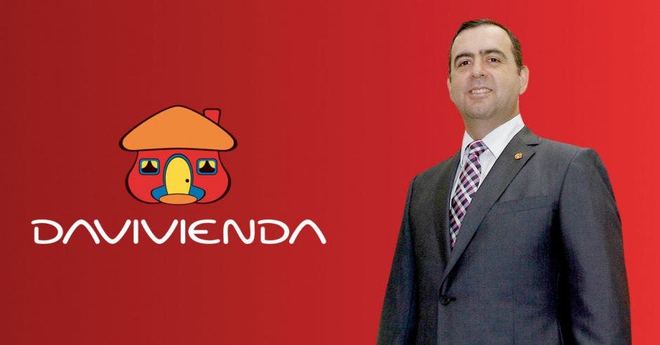 Arturo Giacomin frente a logo de Davivienda