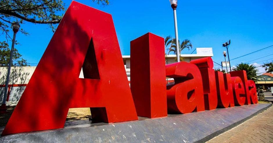 Letras con el nombre de Alajuela instalado en parque público