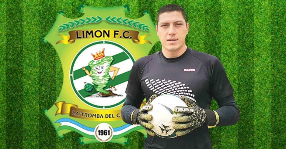 Un portero sostiene un balón junto al escudo de Limón FC