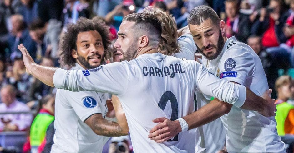 Un grupo de jugadores con uniforme blanco