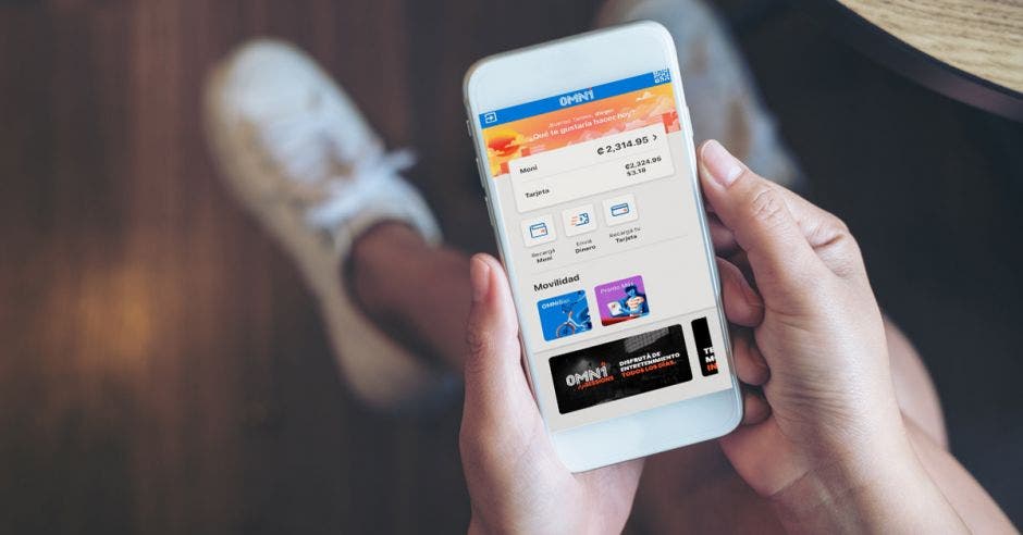 Persona usando celular y está dentro de App OMNi