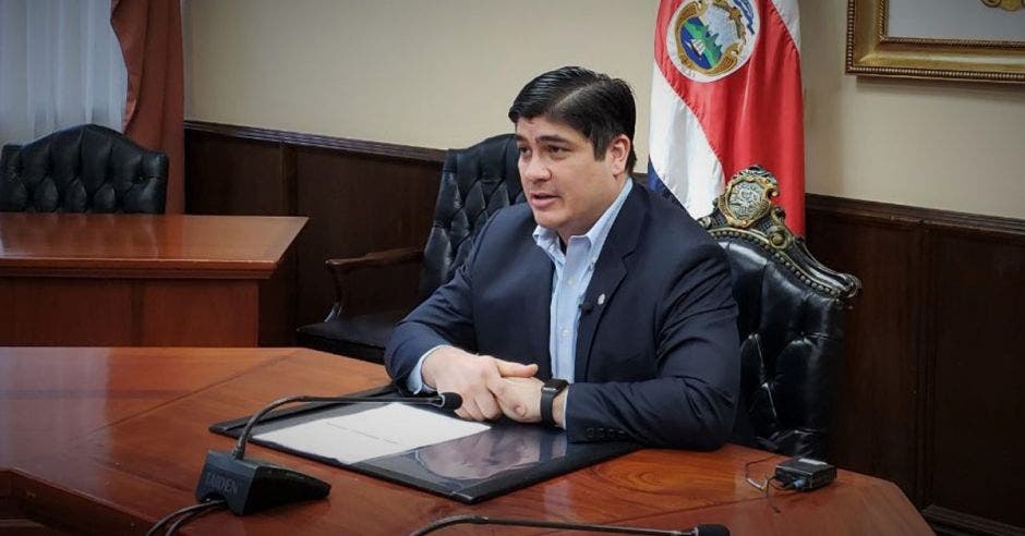 Vemos al presidente Carlos Alvarado hablando.