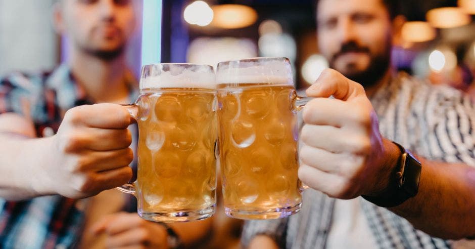 Dos hombres disfrutan de una cerveza