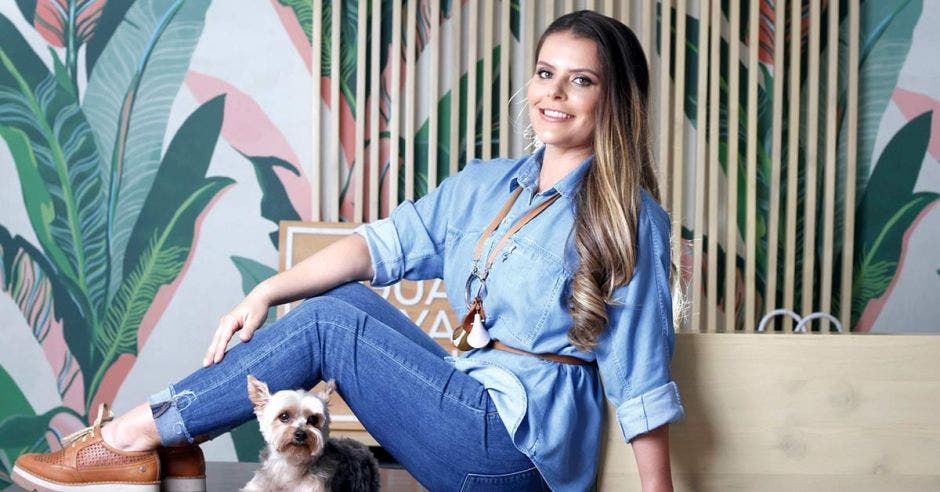 María Lourdes Castro con su perrito