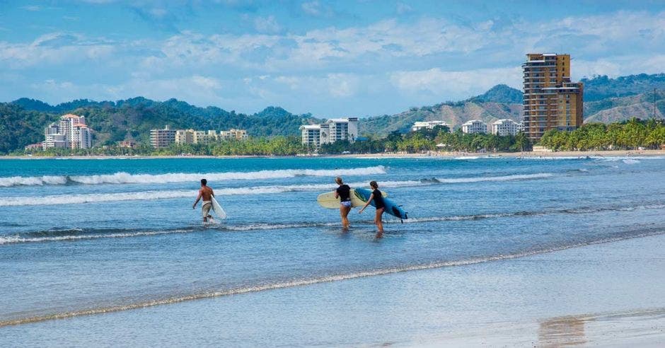 Surfeadores en playa Jacó