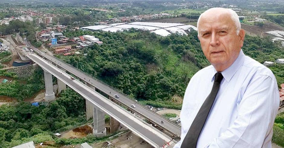 Rodolfo Méndez, ministro de Obras Públicas, con el nuevo puente del Saprissa de fondo