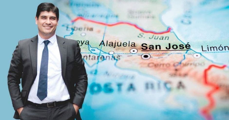 Carlos Alvarado, presidente de la República frente a arte de mapa de Costa Rica