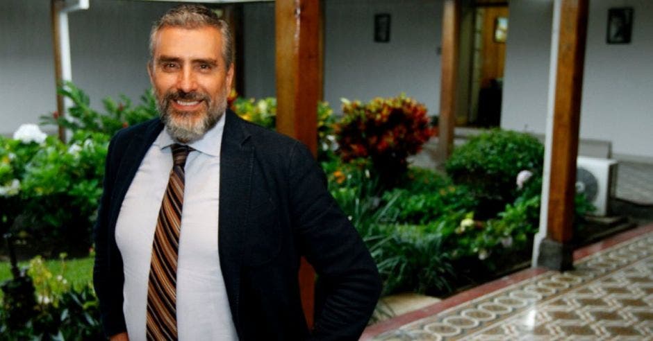 Otto Guevara, presidente de Unión Liberal frente a arbustos