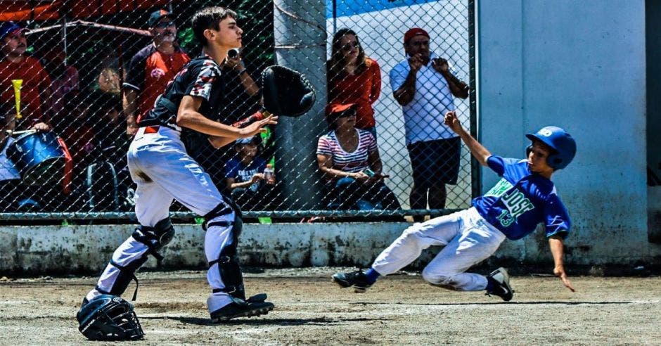 Personas jugando béisbol