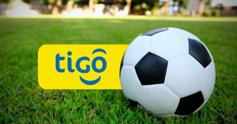 Tigo Sports logo junto a balón de fútbol