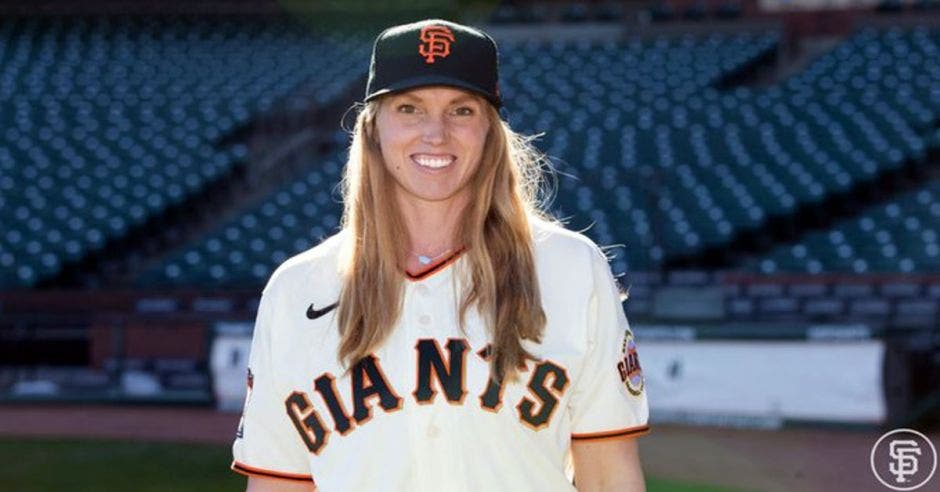 Mujer con ropa de béisbol