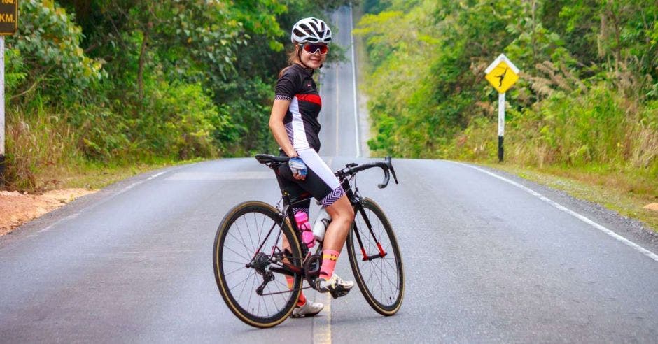 ciclismo realizado por mujer en una montaña