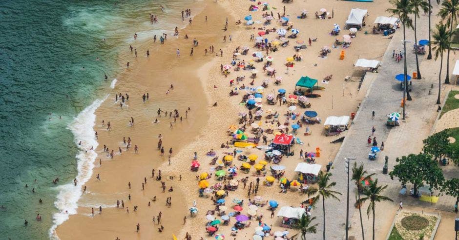 una multitud de personas permanece en la playa