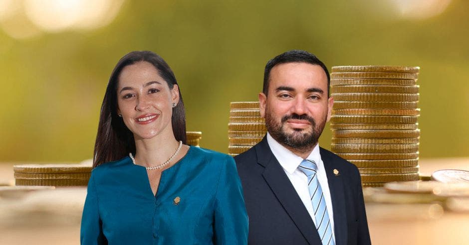 Mujer y hombres sonrientes frente a monedas