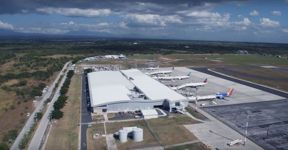 Puertos de embarque de un aeropuerto extenso