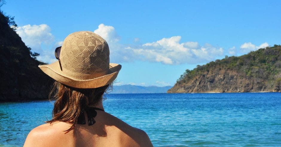 Persona en playa de Guanacaste