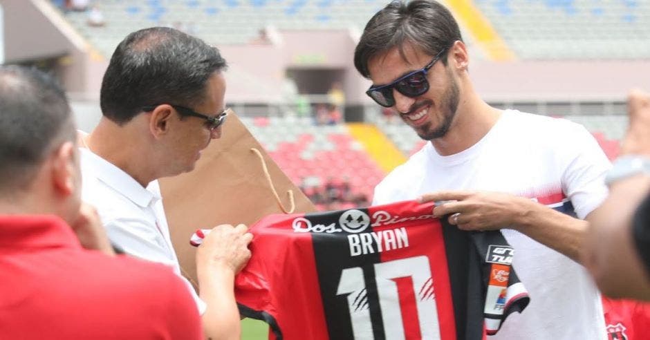 bryan ruiz con camiseta de la Liga