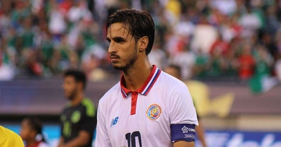 Bryan Ruiz con camiseta blanca de la Selección