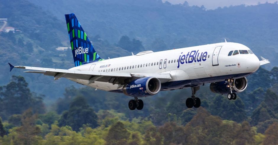 Un avión blanco con detalles en azul