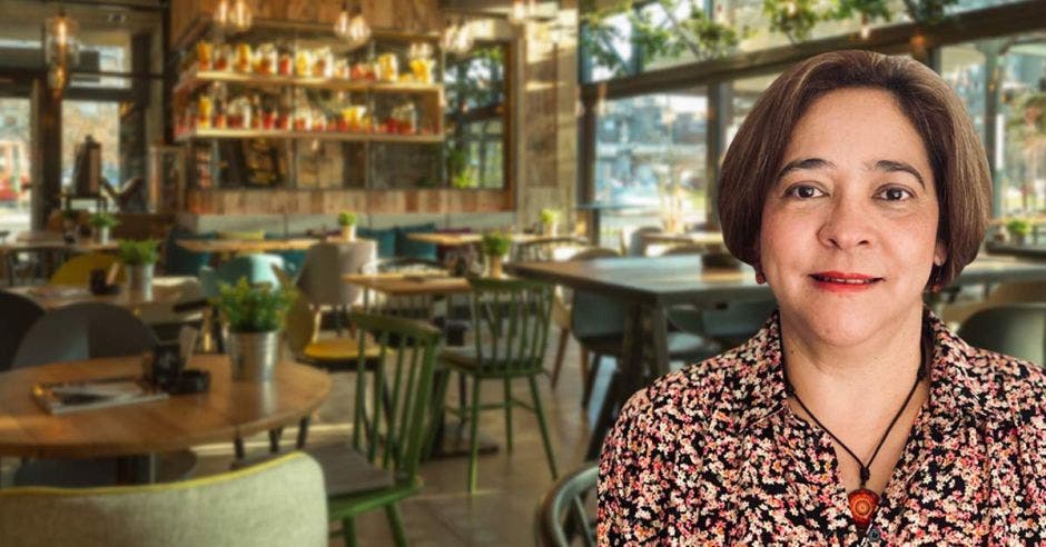 Mujer frente a un restaurante