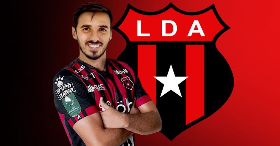 Bryan Ruiz con camisa de Alajuelense