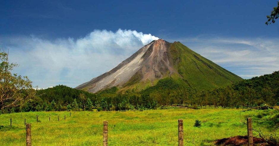 Vista lejana del volcán Arenal, en San Carlos