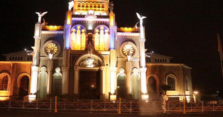 Una iglesia iluminada de noche