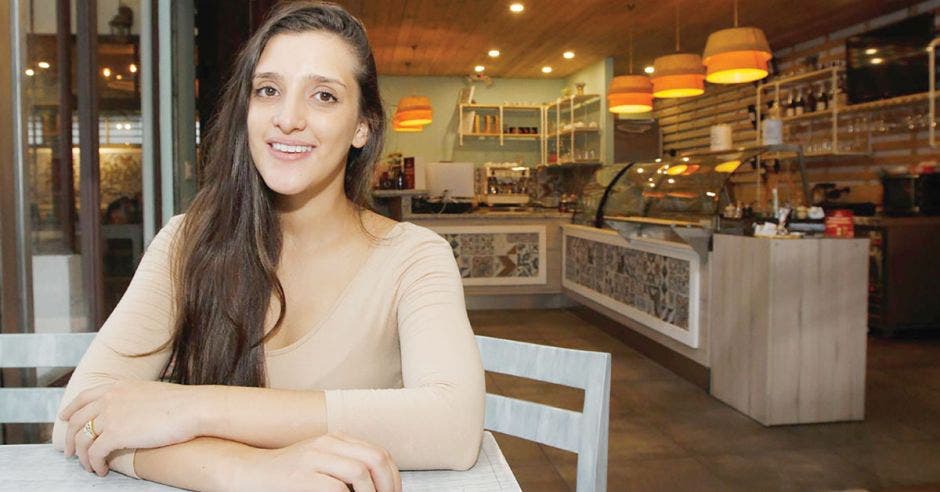 Milena Alvarado sentada en restaurante