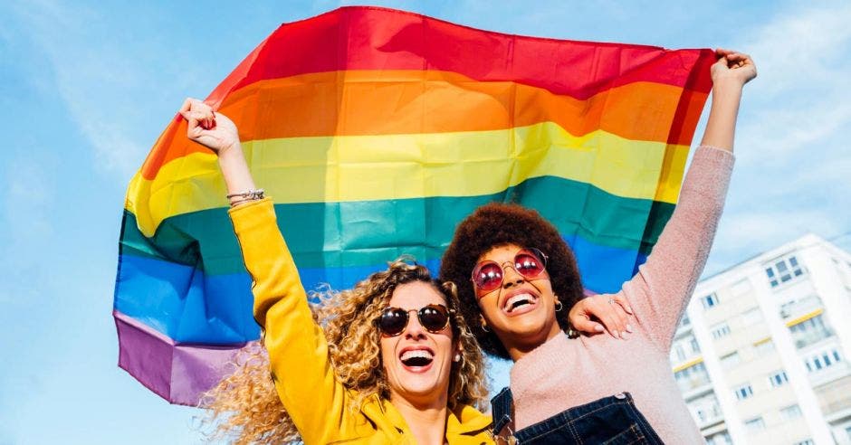 mujeres con bandera de la diversidad