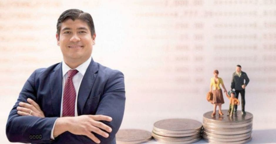 Carlos Alvarado frente a arte de monedas