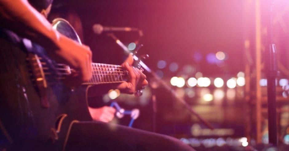 Persona tocando guitarra en evento