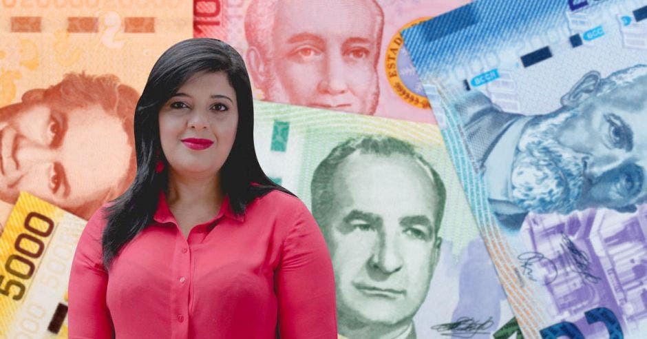 Mujer de blusa roja frente a billetes