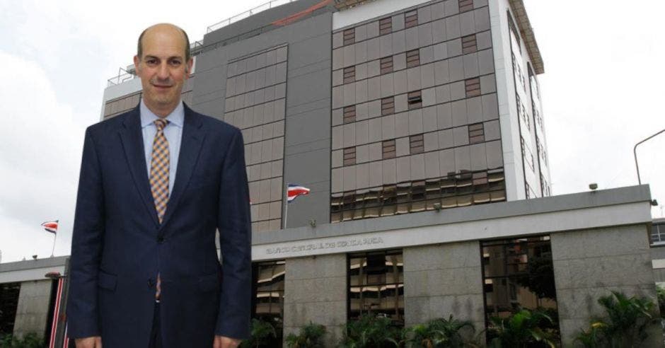 Rodrigo Cubero, presidente del Banco Central frente al edificio.