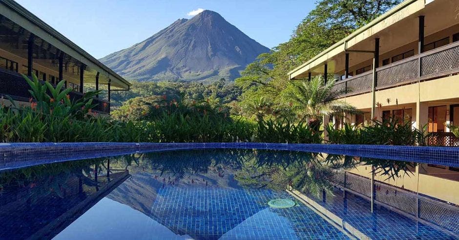 Piscina frente al volcán