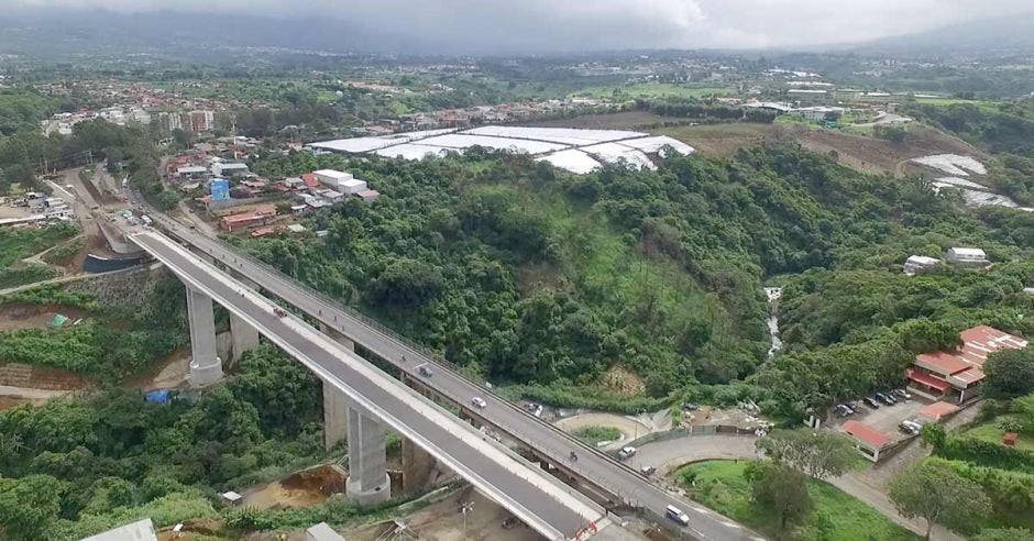 Toma aérea de puentes paralelos sobre el río Virilla, por el estadio Ricardo Saprissa