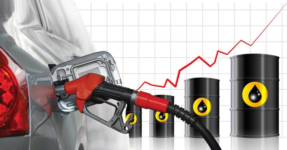 Barriles de petróleo junto a una pistola de gasolina