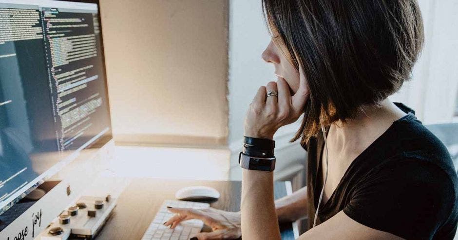 Mujer viendo computadora