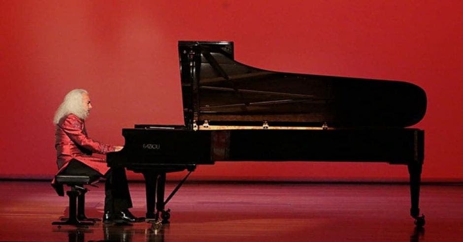 Manuel Obregón tocando piano