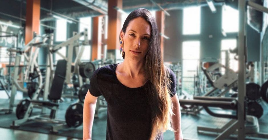 Mujer frente a un gimnasio