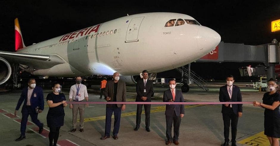 Un avión de Iberia en una de las alas del aeropuerto juan santamaría