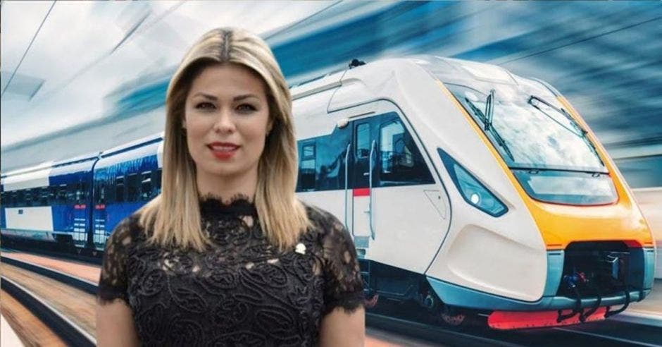 Franggi Nicolás, diputada de Liberación, frente arte de tren