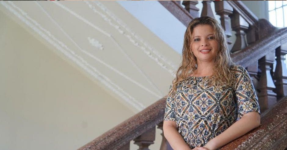 Mujer bajando escaleras