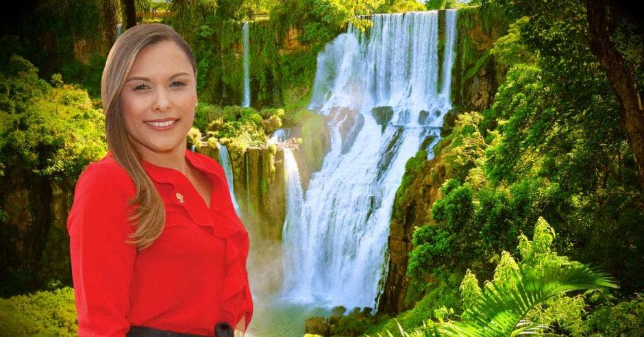 Vemos una catarata y enfrente a Ivonne Acuña