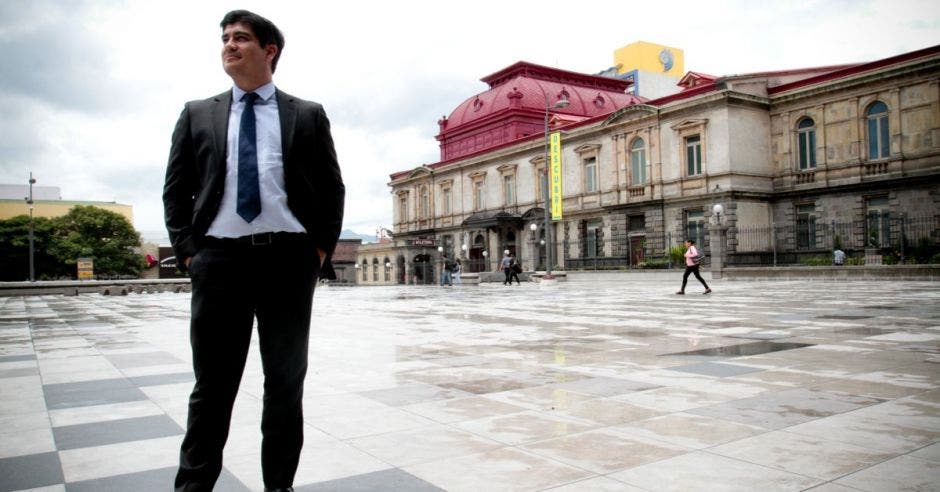 Hombre de traje en el medio de San José