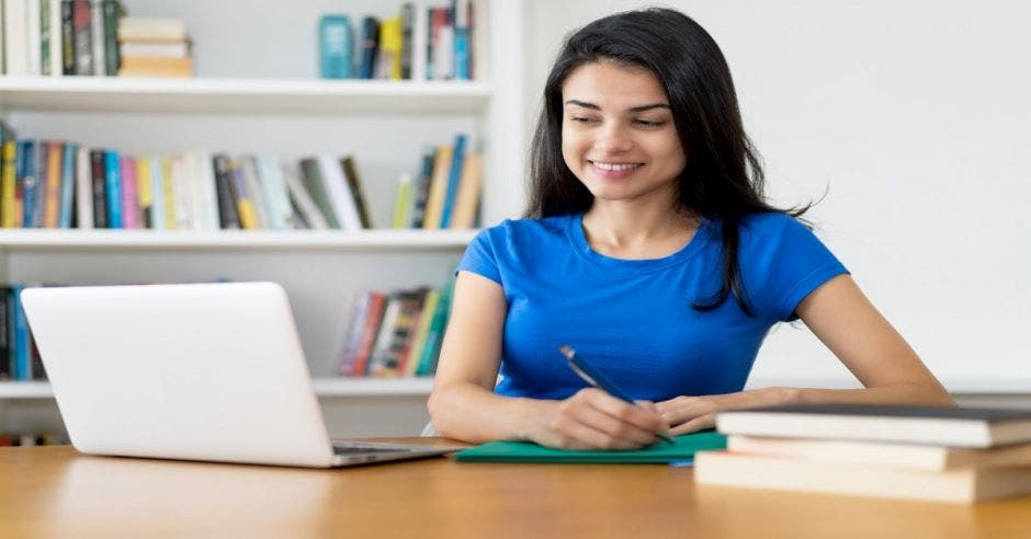 Una estudiante con una computadora