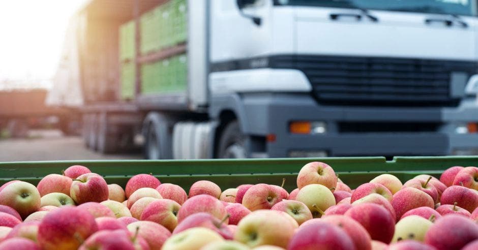 Un camión y una caja de manzanas