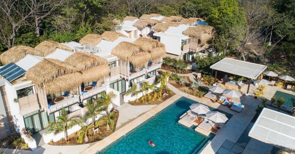 Vista aérea de un hotel de playa con piscina y un amplio bar