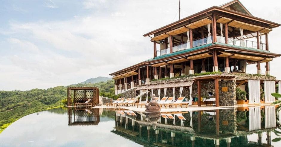 Fachada de un hotel de playa con piscina infinita